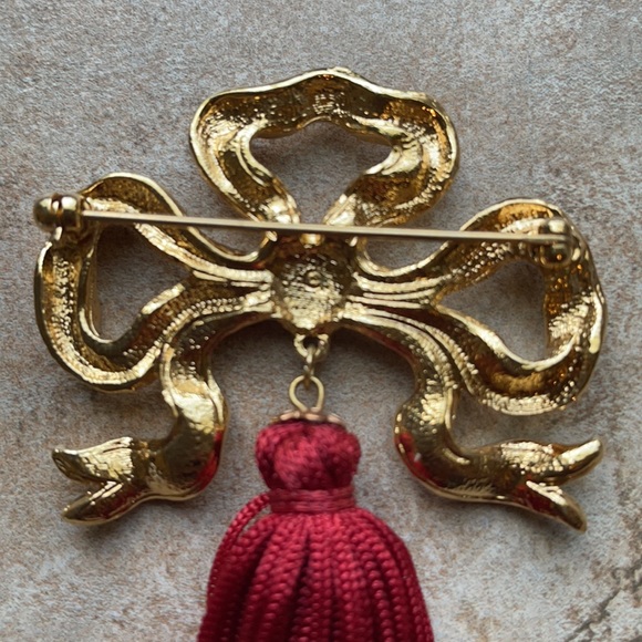 Vintage AVON Touch of Tassel Gold Tone Brooch Pin - Picture 4 of 7